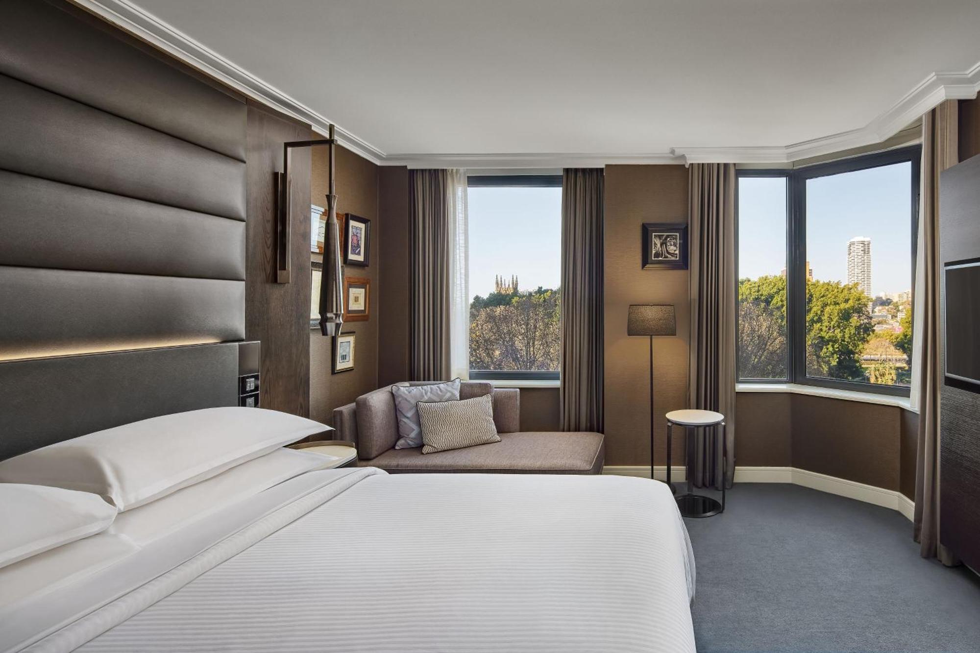 Sheraton Grand Sydney Hyde Park Exterior photo A guest room at the London St Pancras Renaissance Hotel