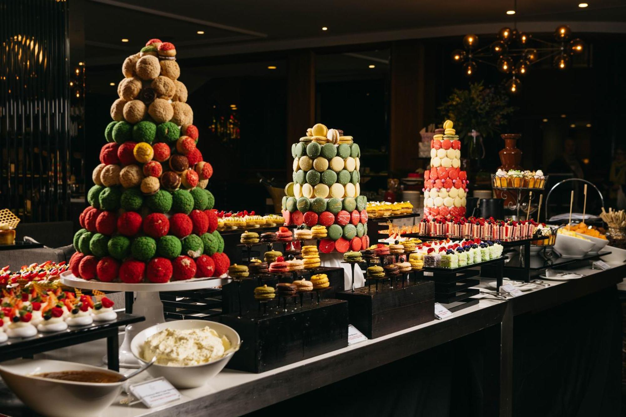 Sheraton Grand Sydney Hyde Park Exterior photo A dessert buffet