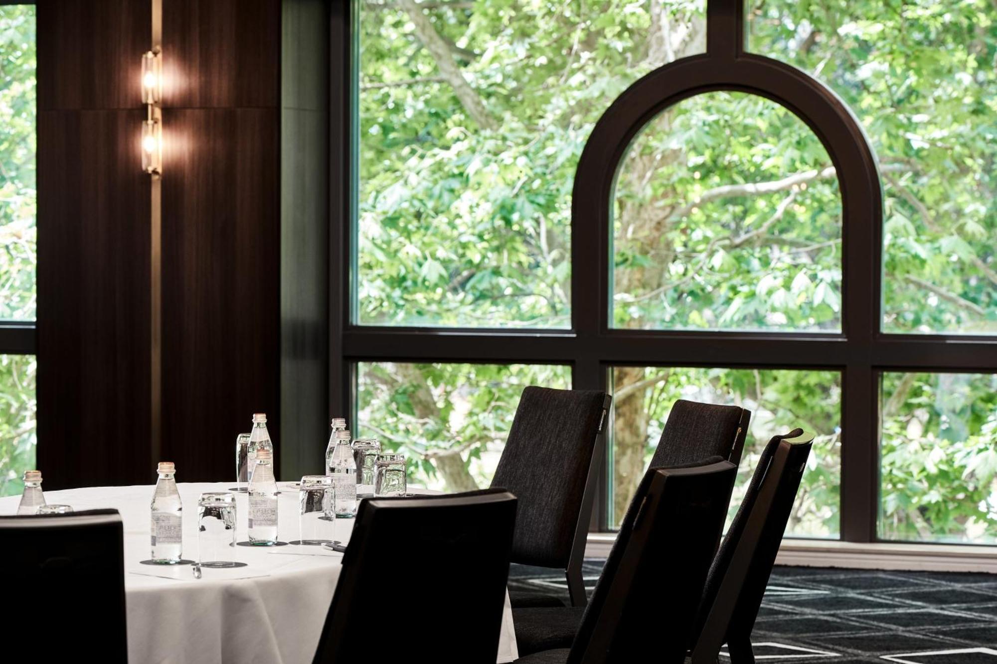 Sheraton Grand Sydney Hyde Park Exterior photo The restaurant's interior