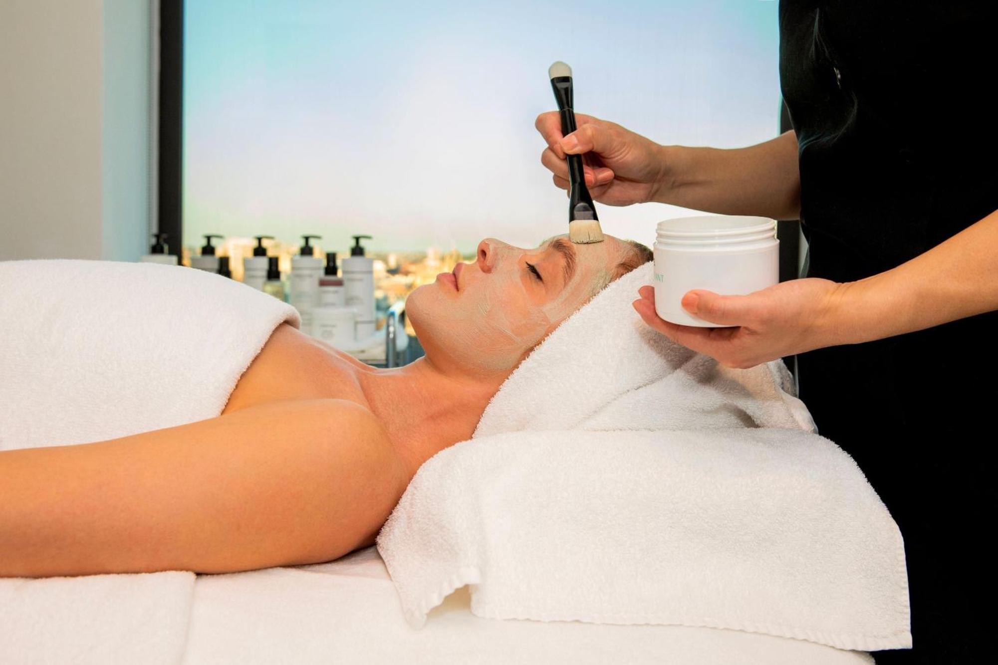 Sheraton Grand Sydney Hyde Park Exterior photo A facial treatment